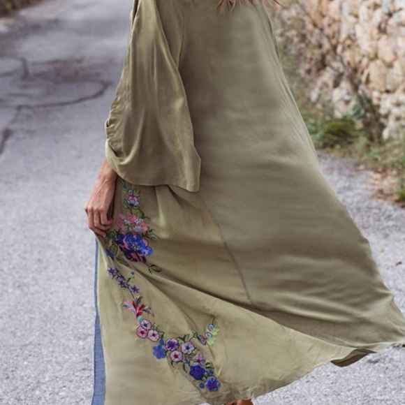 SALE‼️SECRET GARDEN Embroidered Floral Kimono - Picture 9 of 12